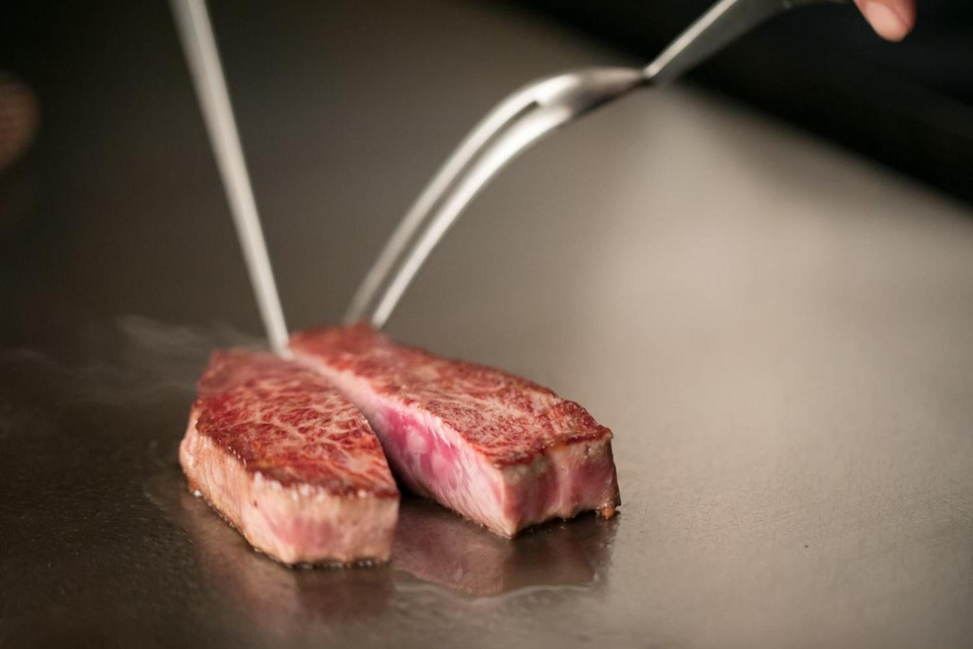 Oriental Hotel Kobe Eksteriør bilde A steak being cut with a knife and fork